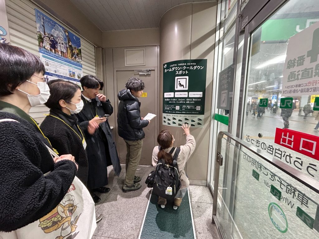 子ども目線で掲示物の位置を確認する保護者