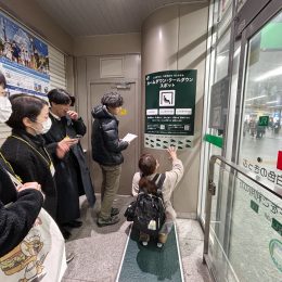 子ども目線で掲示物の位置を確認する保護者