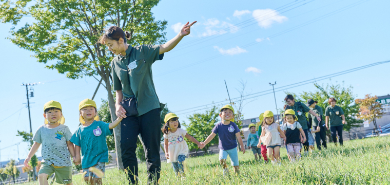 散歩する子どもたちとスタッフ