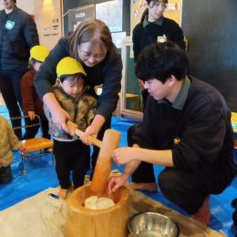 ふじみ野どろんこ保育園「みんなでついた鏡餅」
