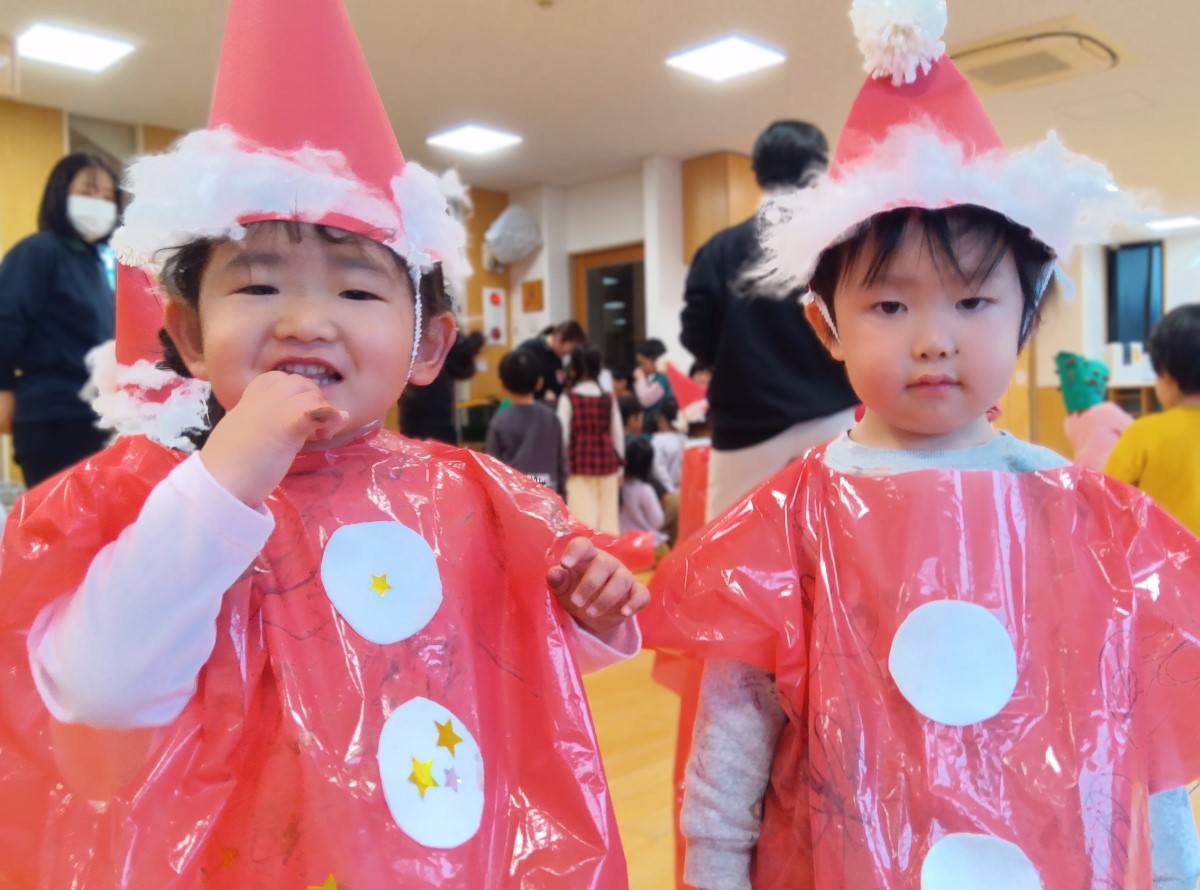 サンタクロースの格好をする子どもたち