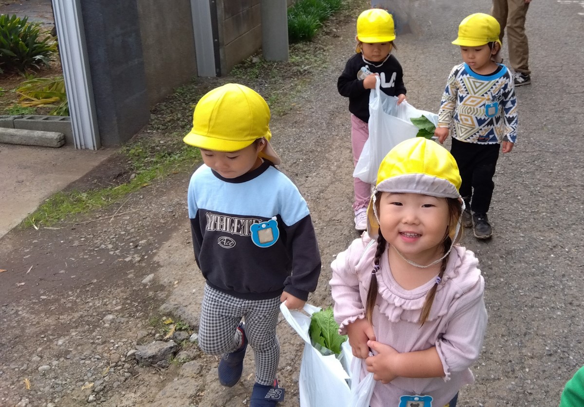 野菜を買って帰る子どもたち