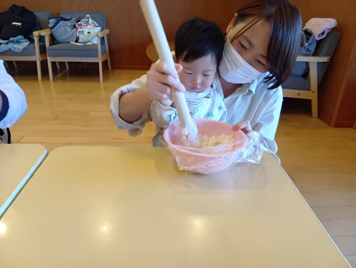 親子でご飯を潰す様子