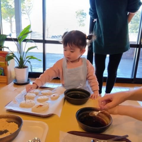 丸めた五平餅に砂糖醤油を塗る子ども