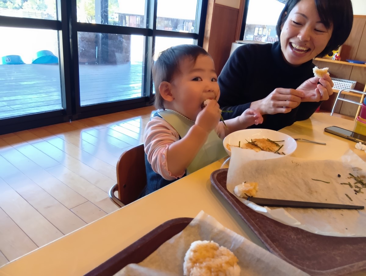 おいしそうに五平餅を食べる親子