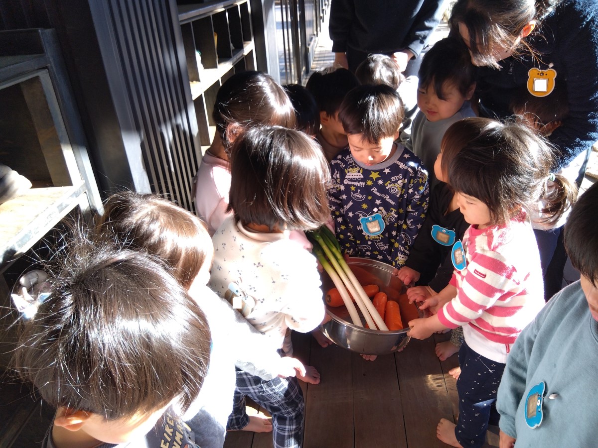 野菜を運ぶ子どもたち