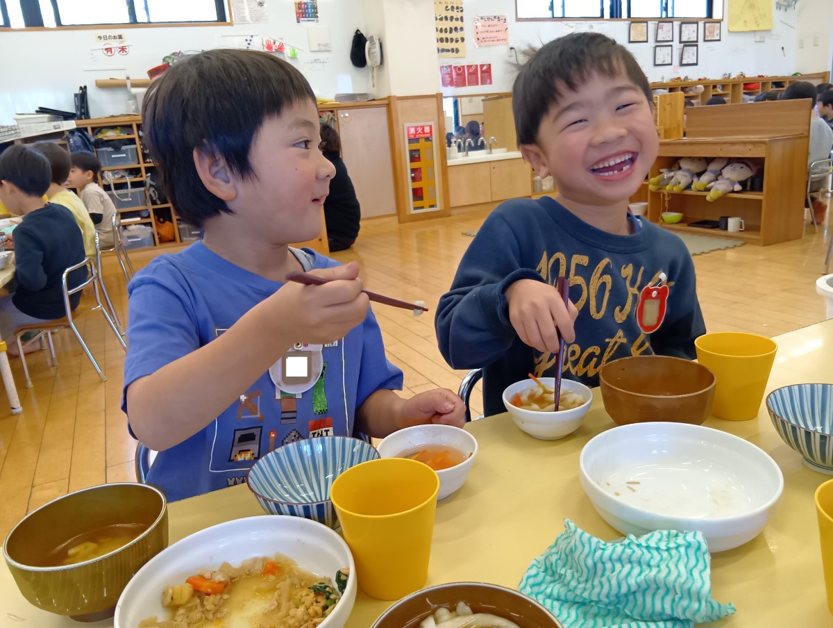 うどんを食べて笑顔になる子どもたち