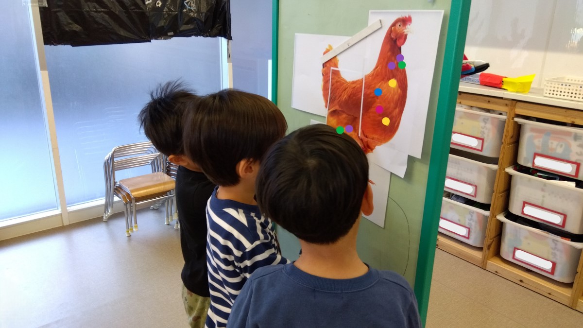 鶏の絵にシールを貼る子どもたち