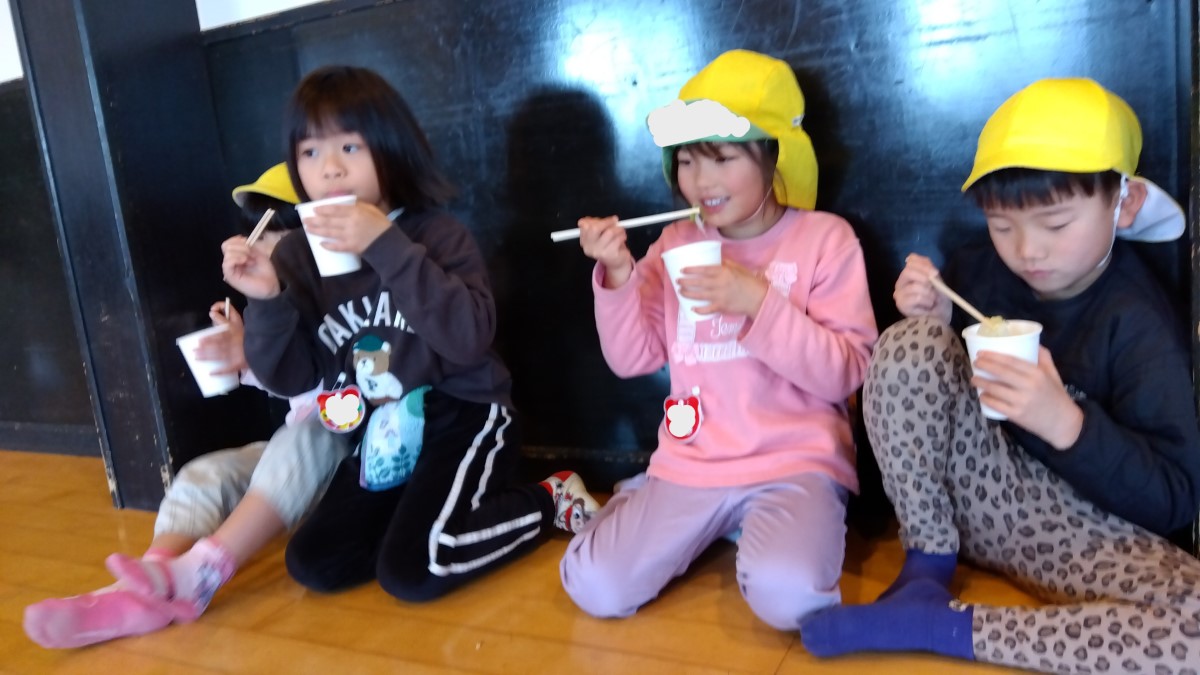 チキンスープを飲む子どもたち