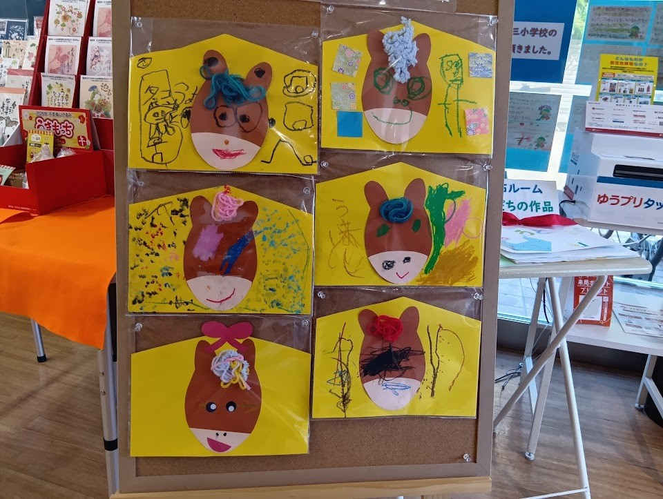 子どもたちが制作した絵馬が郵便局に飾られている