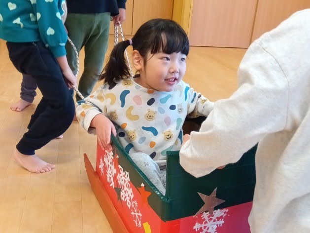 クリスマスのそりに乗る子ども1