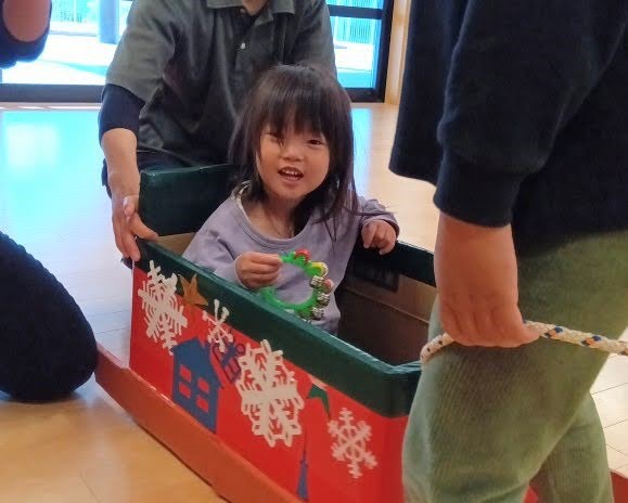 クリスマスのそりに乗る子ども2