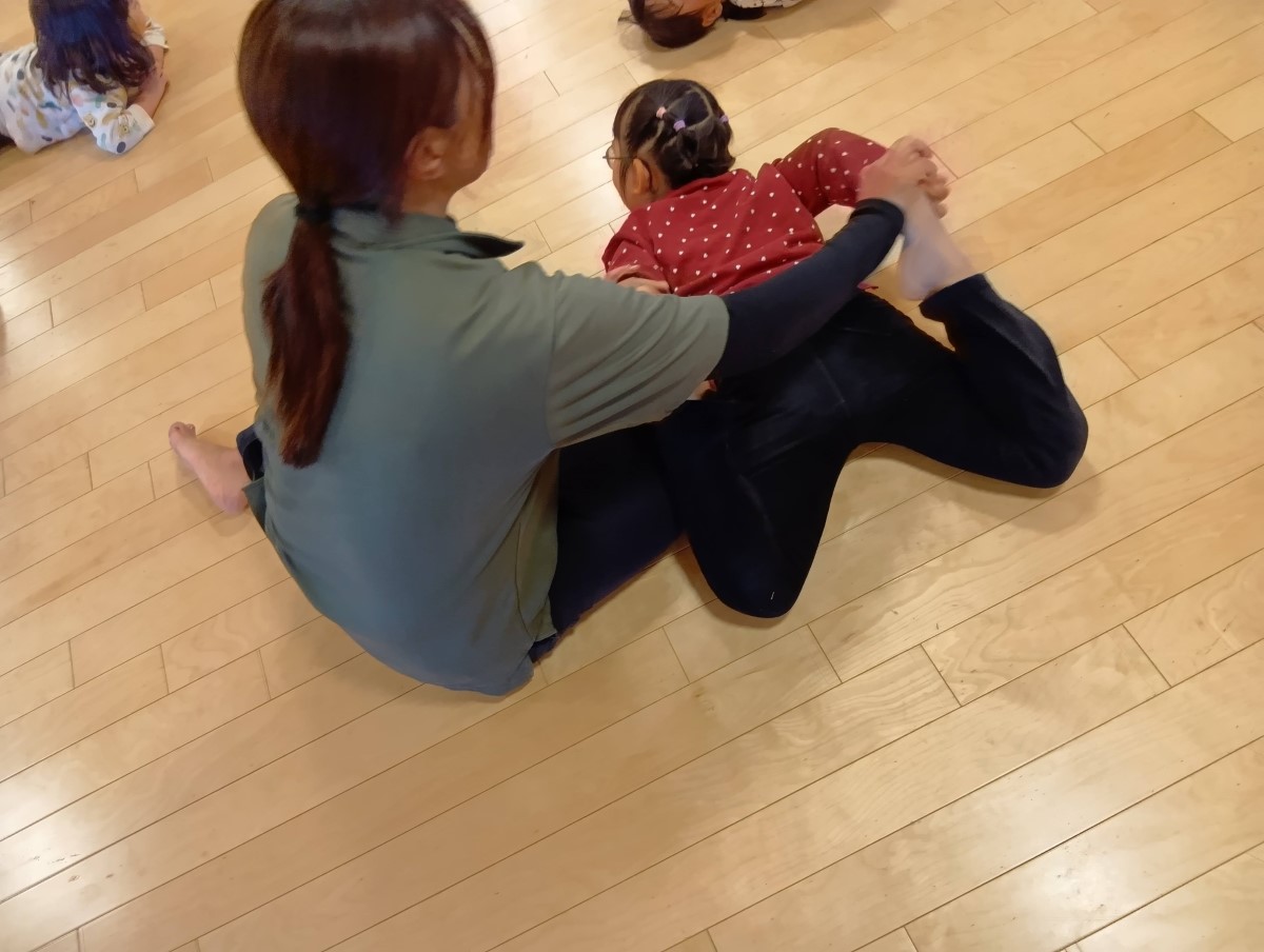 さくらさくらんぼリズムを行う子どもとスタッフ