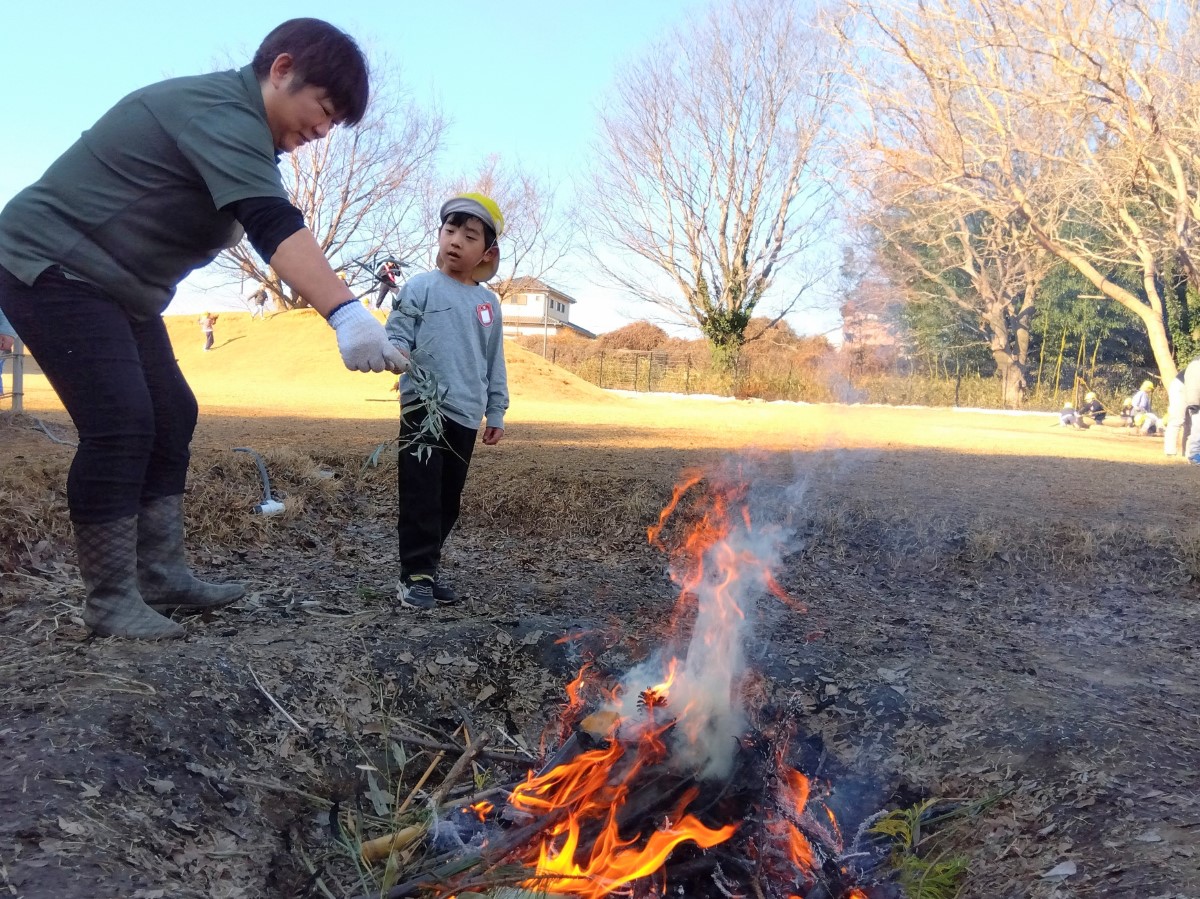 園庭で焚き火をする様子