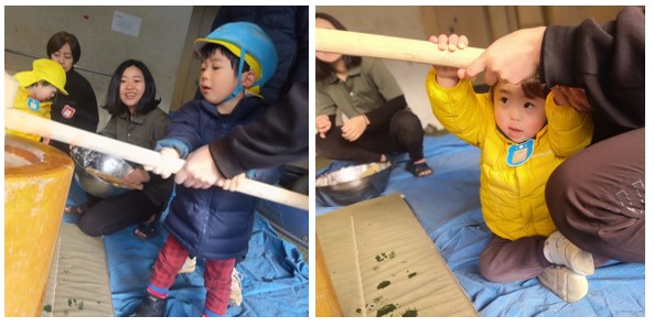 餅つきをする子どもたち