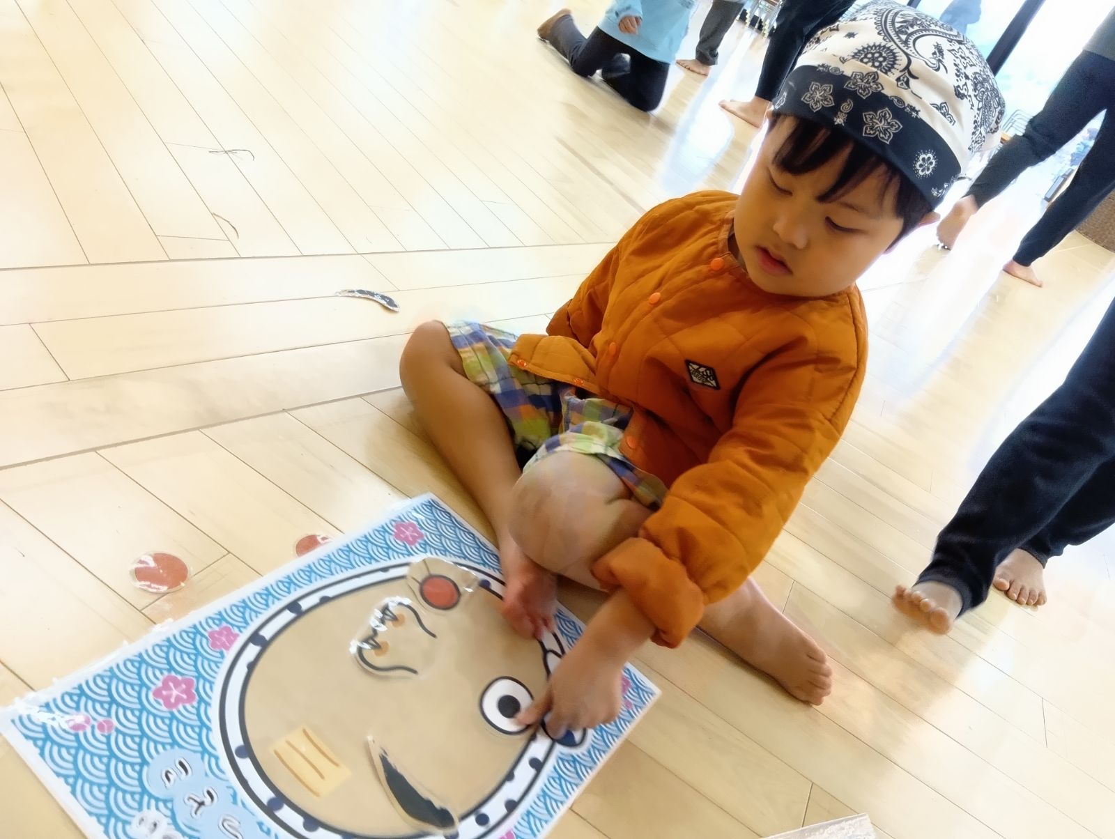 福笑いを楽しむ子ども