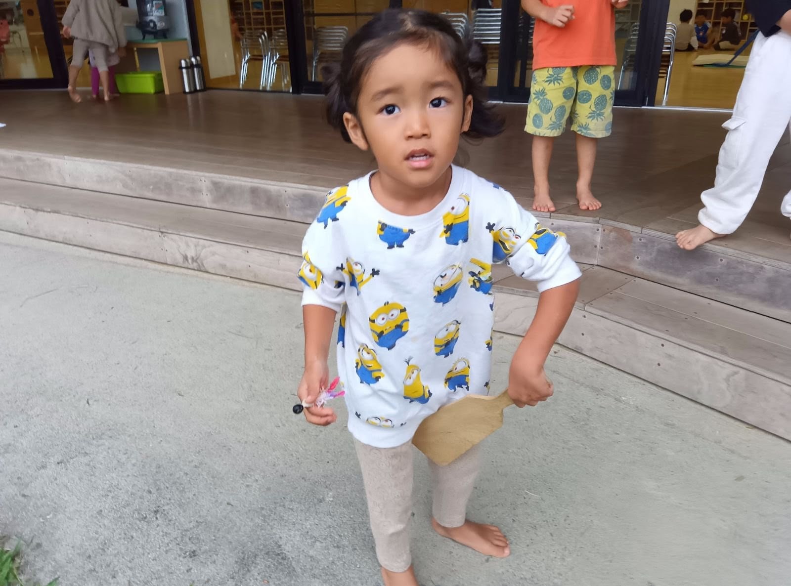 羽根つきをして遊ぶ子ども