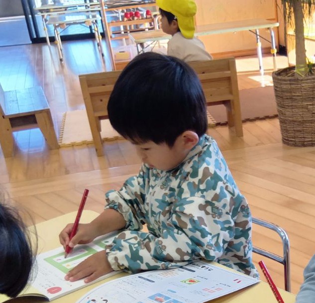 鉛筆で線を描く子ども