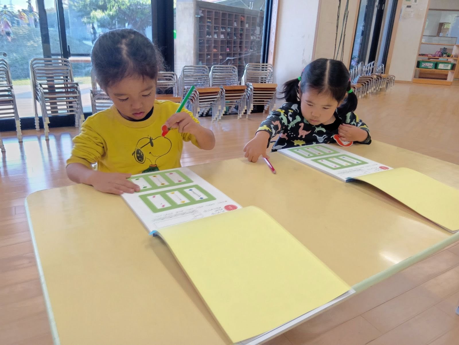 鉛筆で線を描く子どもたち