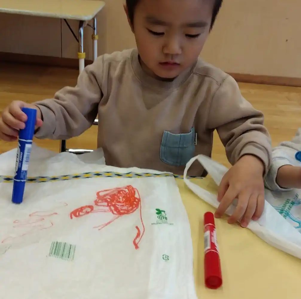 凧に絵を描く子ども