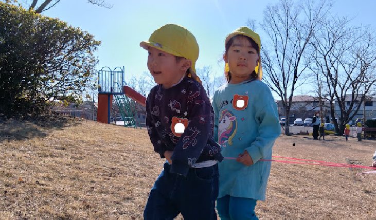 電車ごっこをする子どもたち