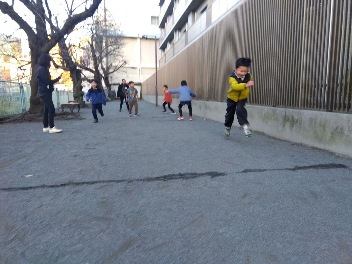 かけっこする子どもたち
