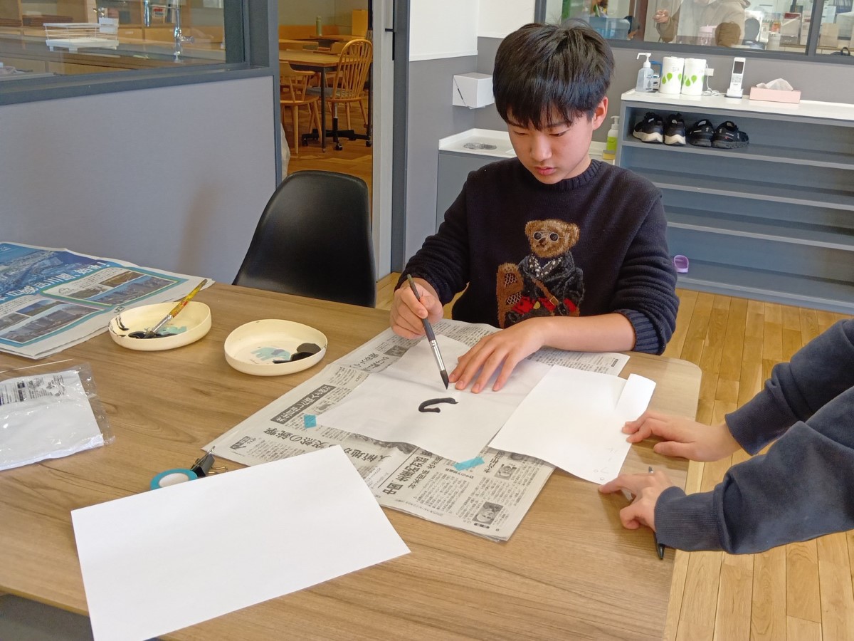 半紙に文字を書く子ども