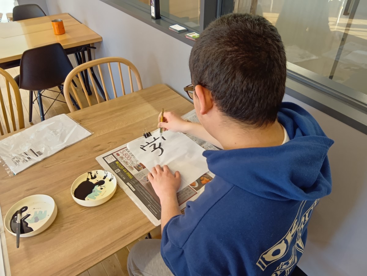 半紙に文字を書く子ども