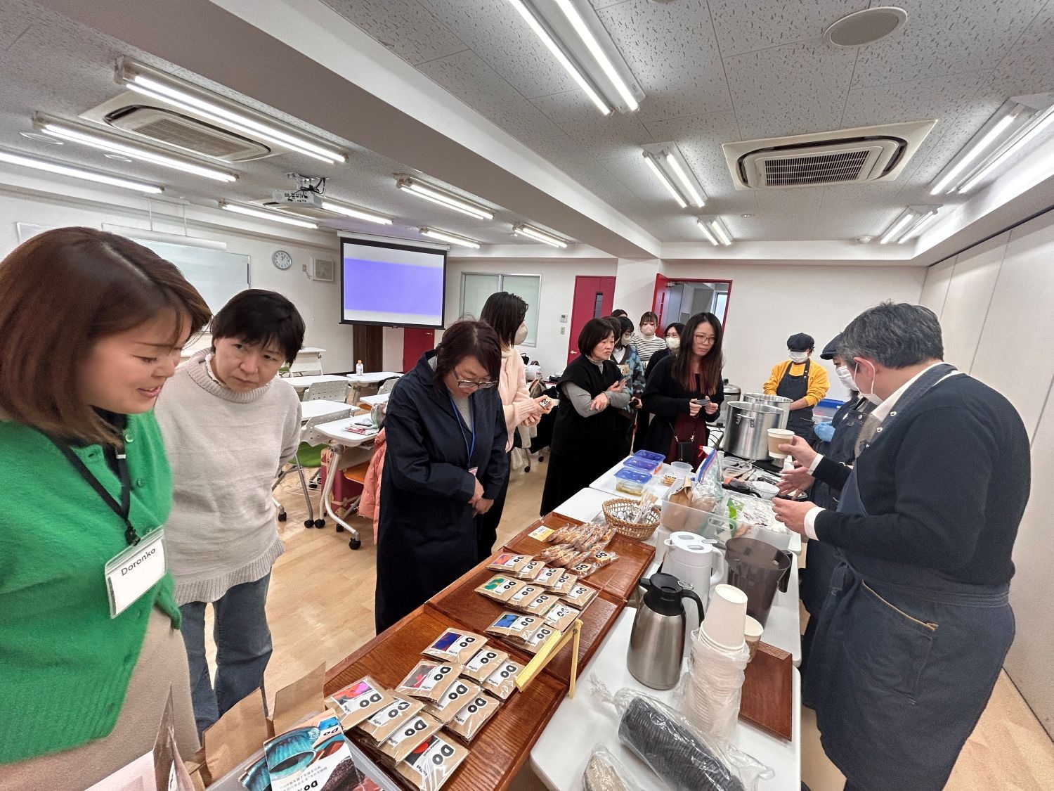 講義後、カレーとコーヒーの出張販売の様子