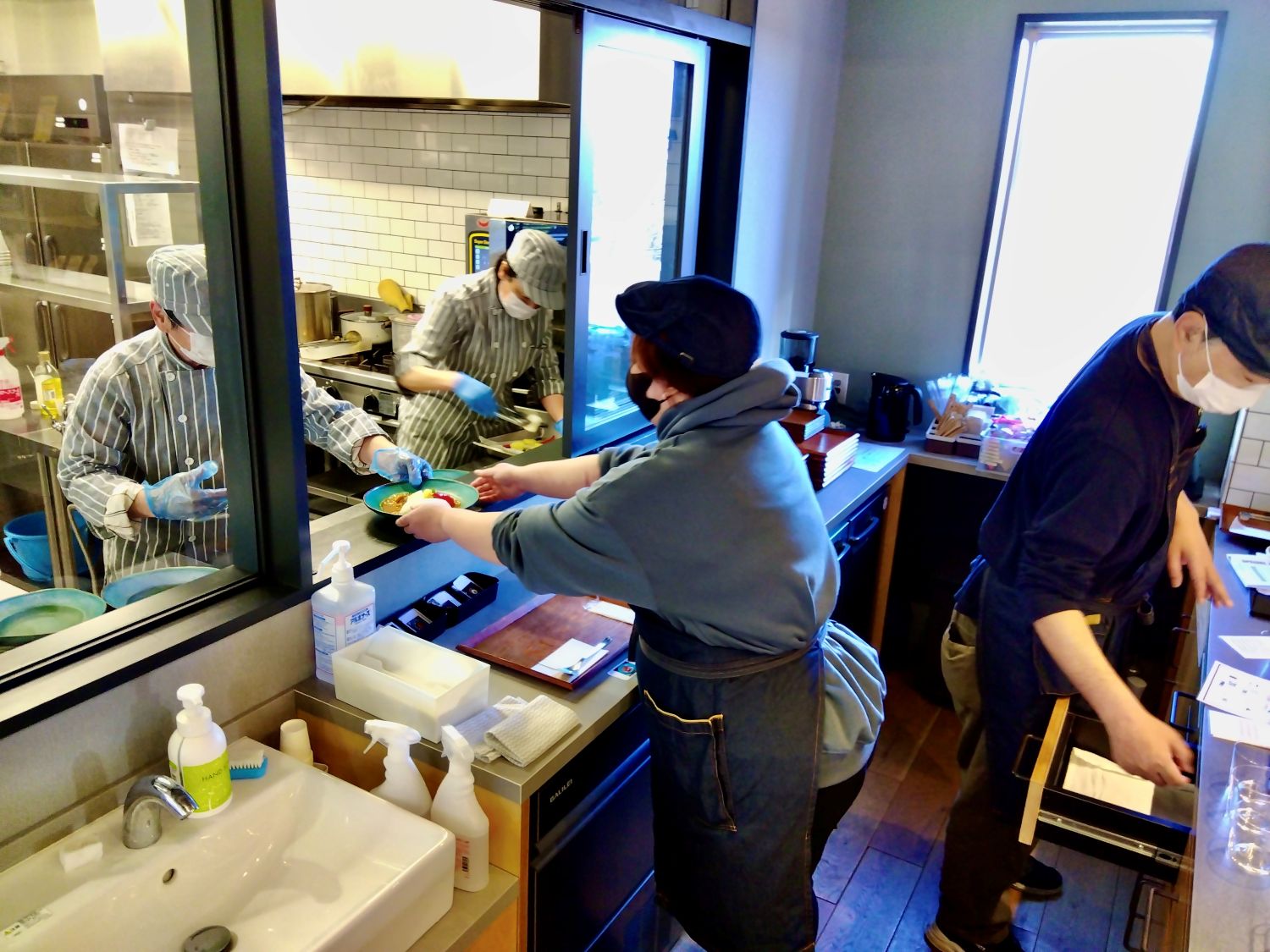 利用者の方が調理室から料理を運ぶ様子