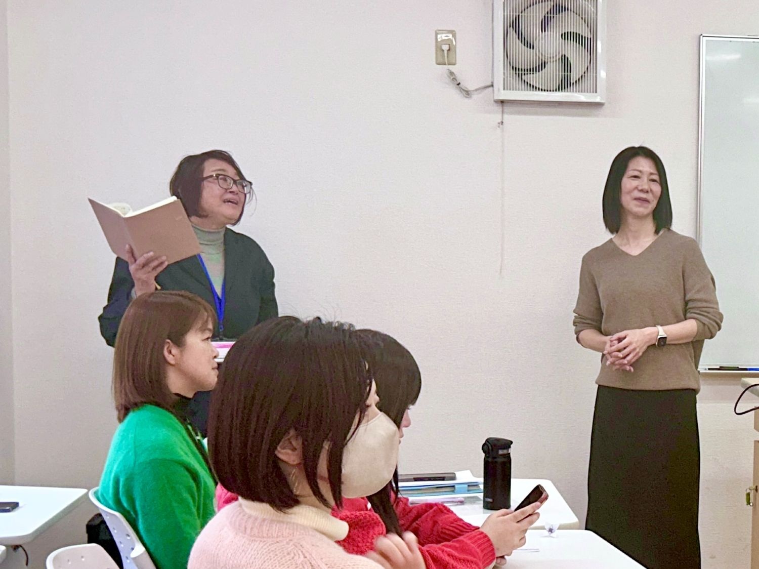 担当講師の古川さんと松永施設長が並ぶ様子