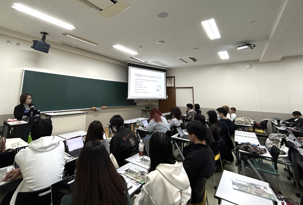 学生の前で施設長が講義する