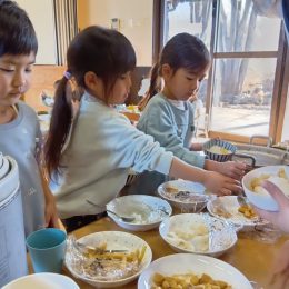 朝霞どろんこ保育園「育てた大根で漬物づくり」