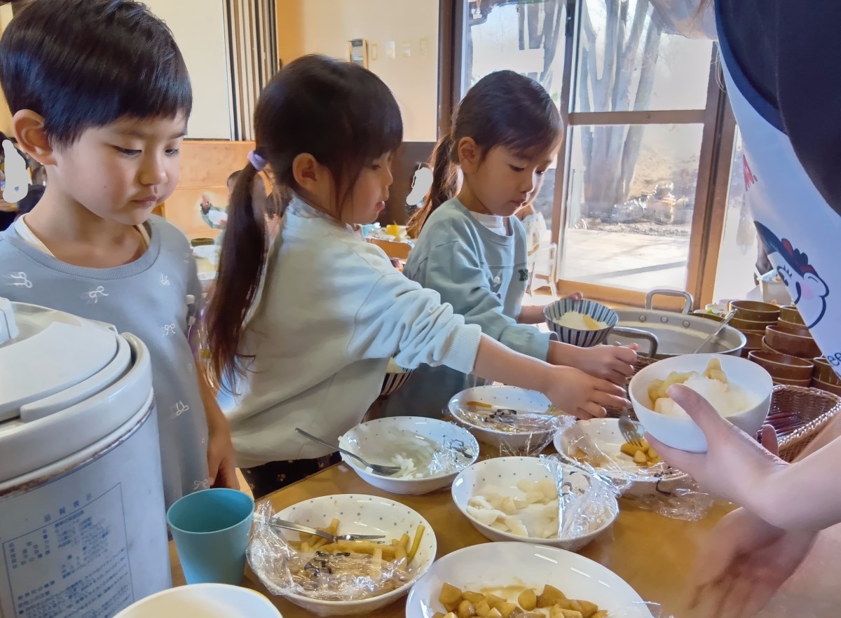作った漬物をご飯に乗せる子どもたち