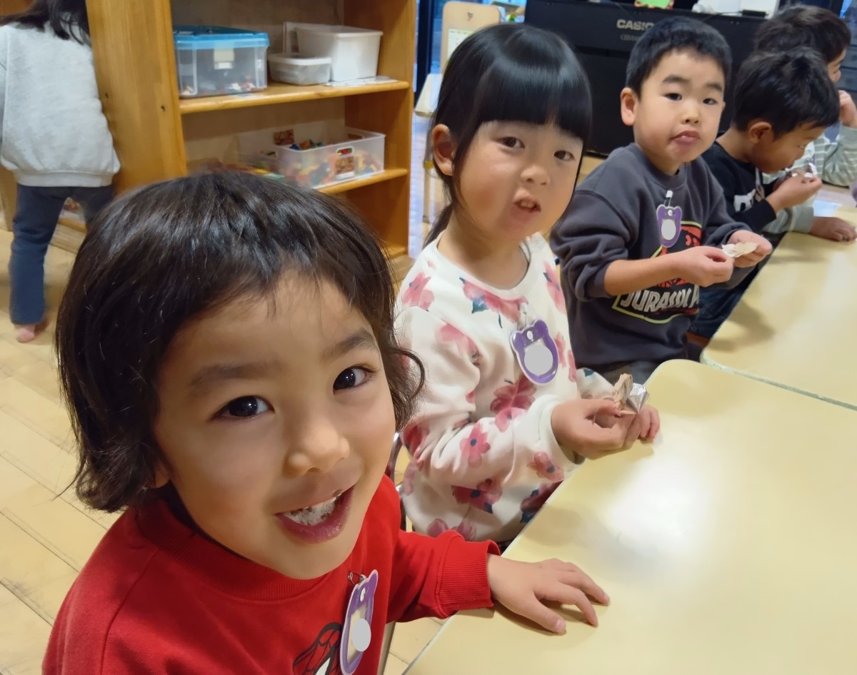 焼いたさわらを食べて笑顔になる子どもたち