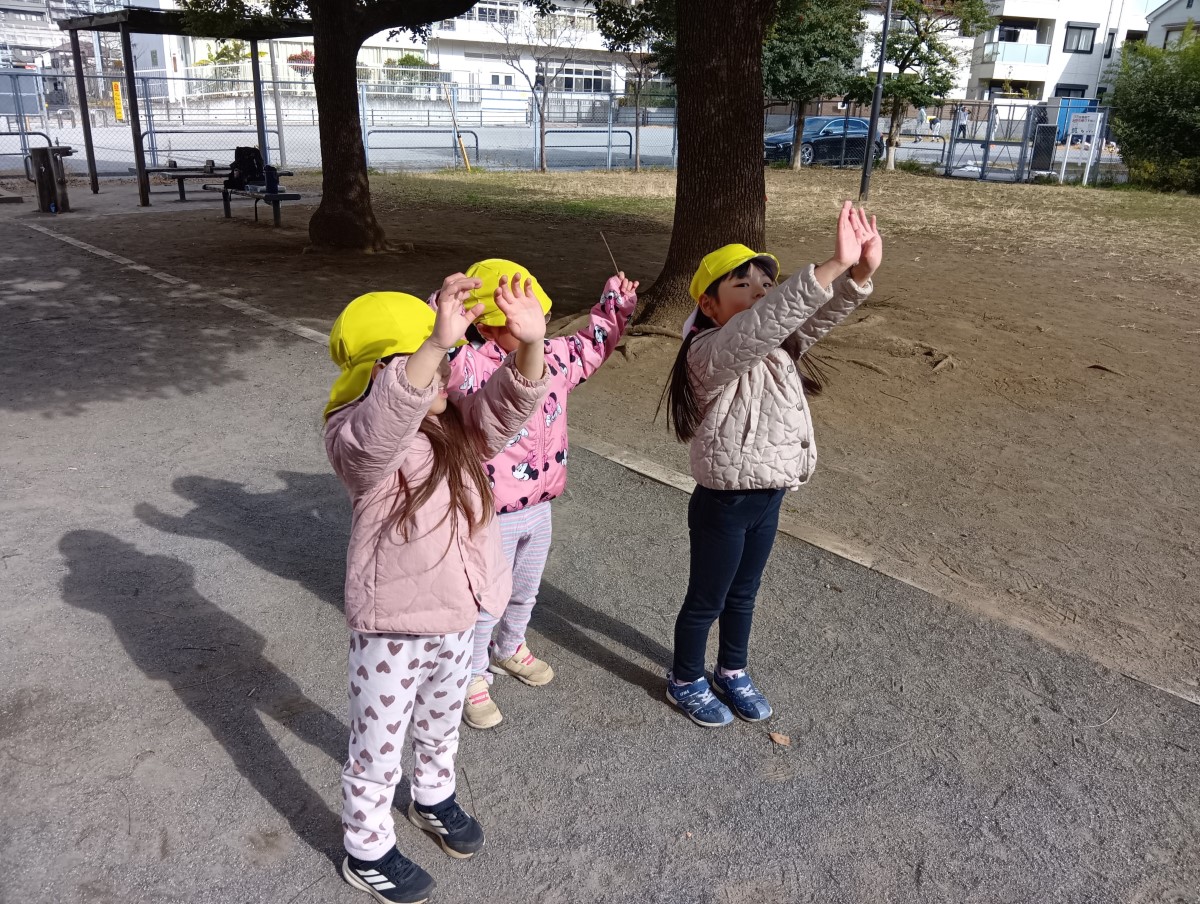 空に手をかざす子どもたち