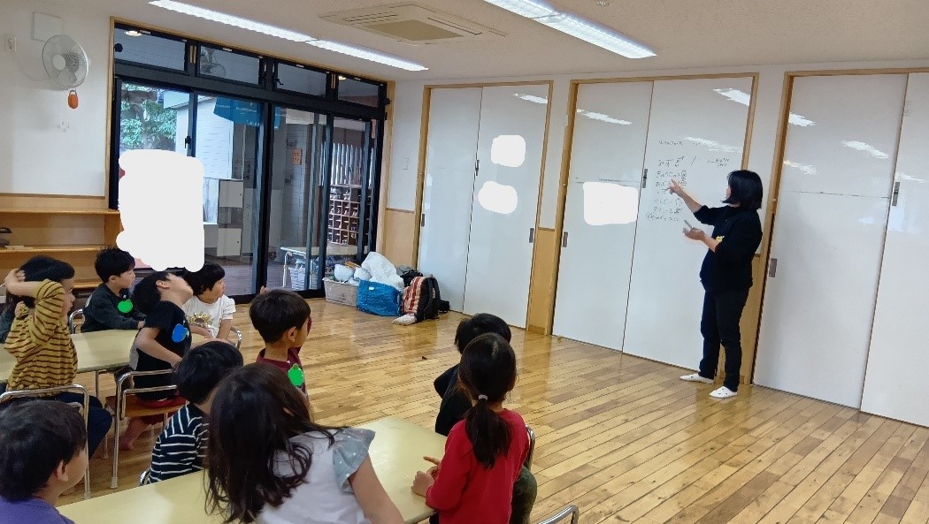 スタッフの説明を聞く子どもたち