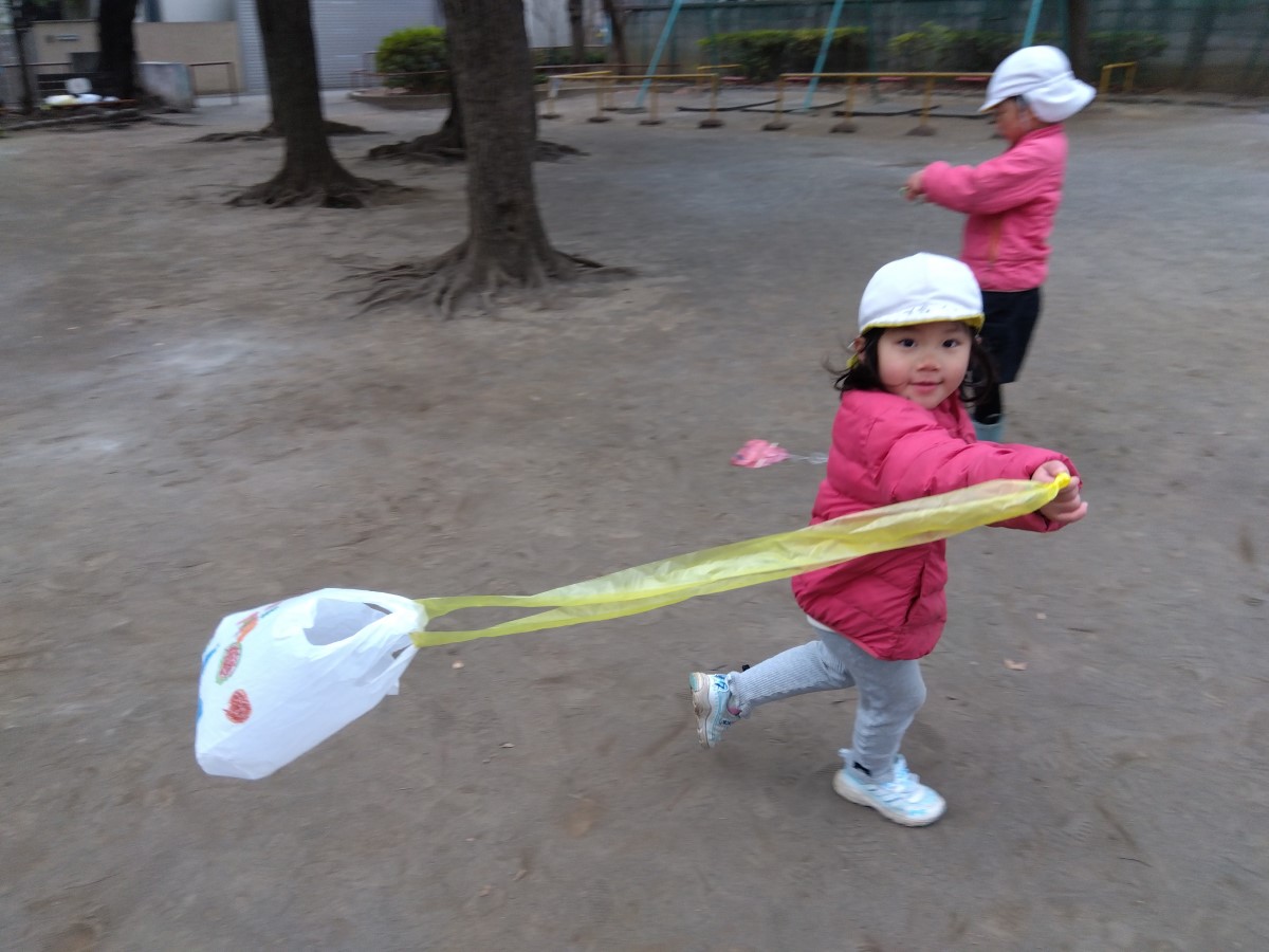 すずらんテープの先にビニール袋を付けた、自作の凧