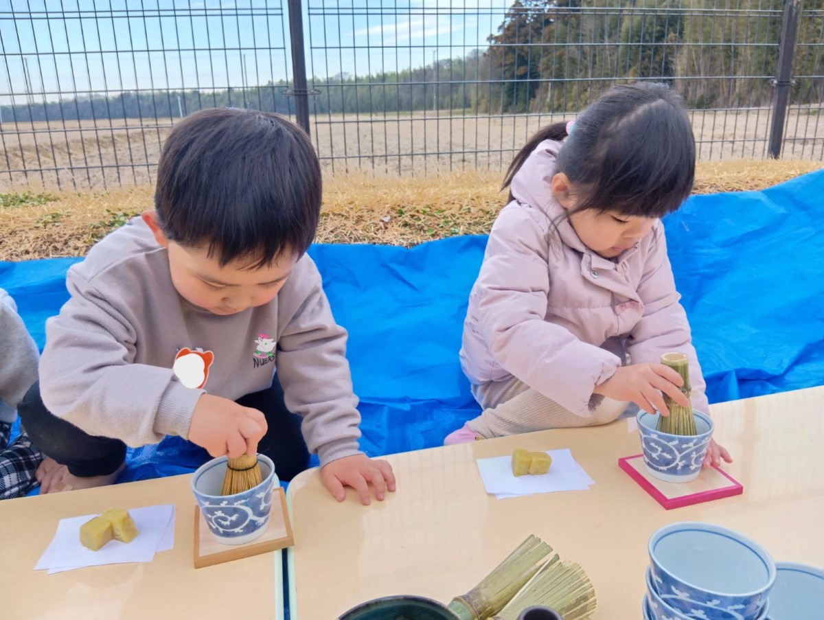 お茶を立てる子どもたち