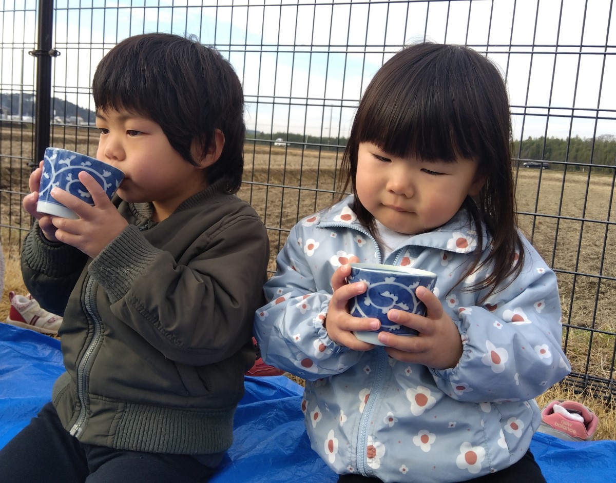 お茶を飲む子どもたち
