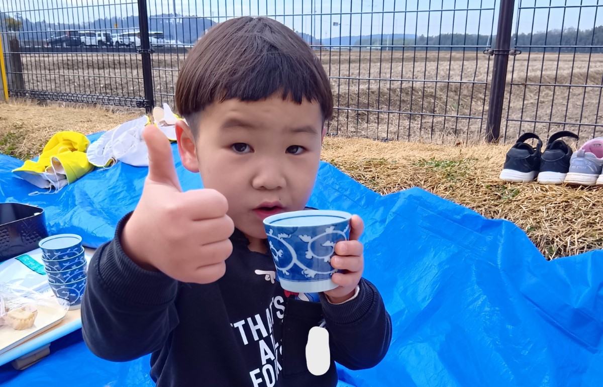 サムズアップする子ども