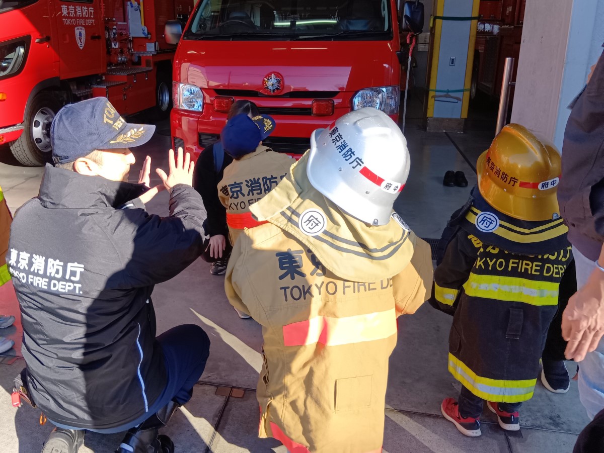 消防士の服を着る子どもたち