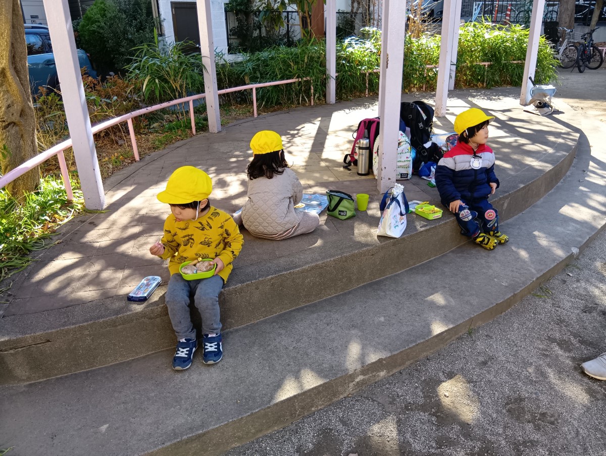公園でお弁当を食べる子どもたち