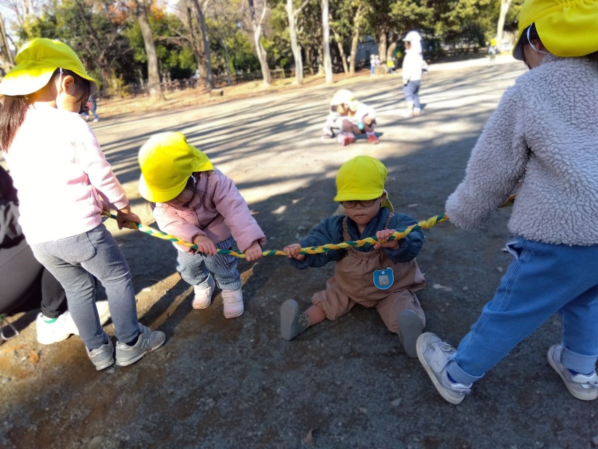 綱引きをする子どもたち