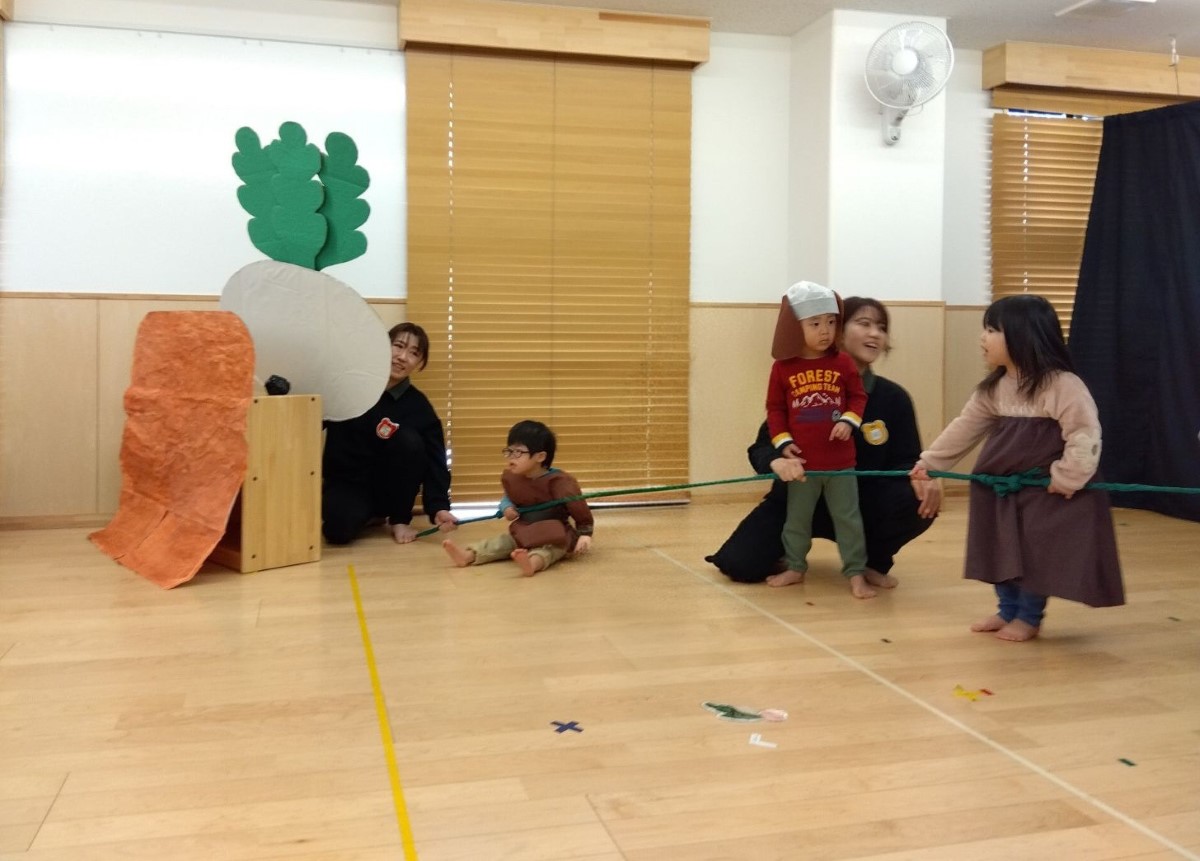 「おおきなかぶ」の劇遊びをする子どもたち