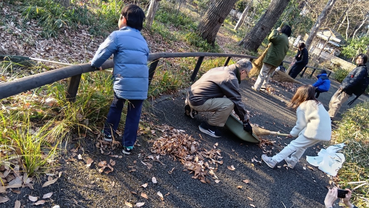 地域の方と一緒に清掃する子どもたち