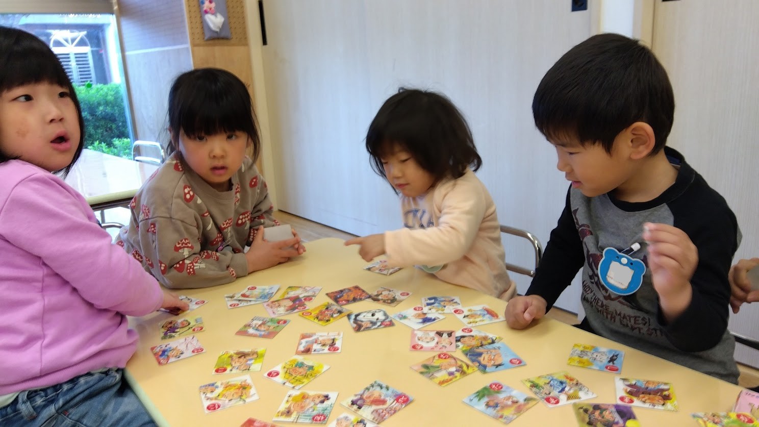 かるたで遊ぶ子どもたち