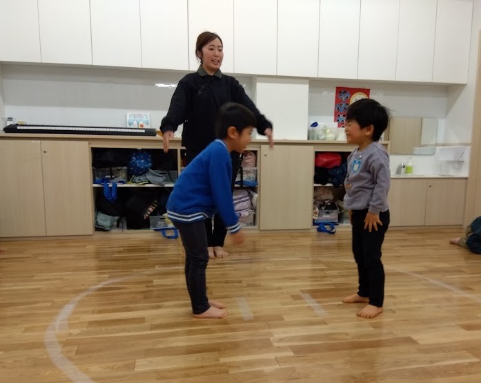 相撲遊びをする子どもたち