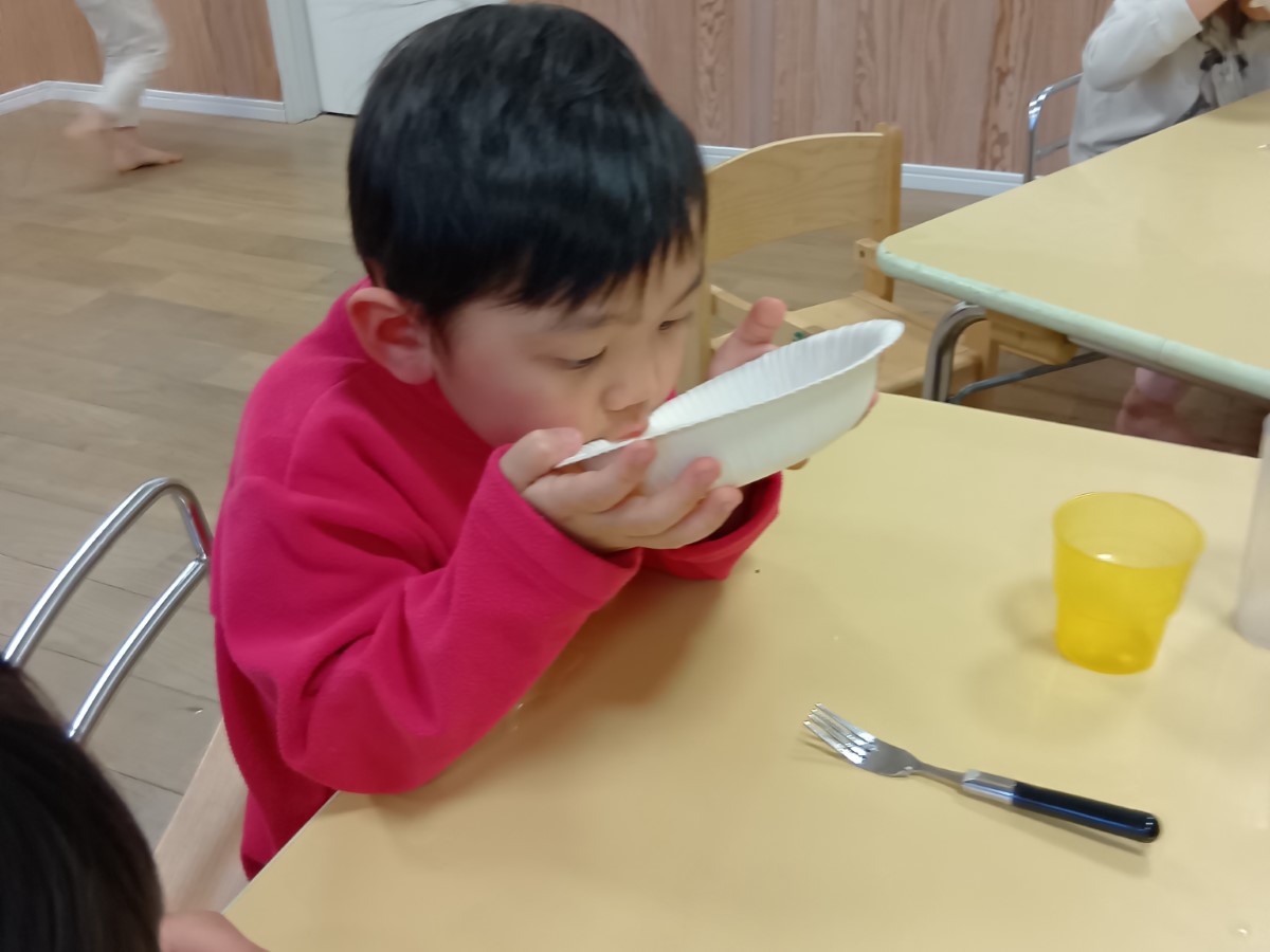 完成したうどんを食べる子ども