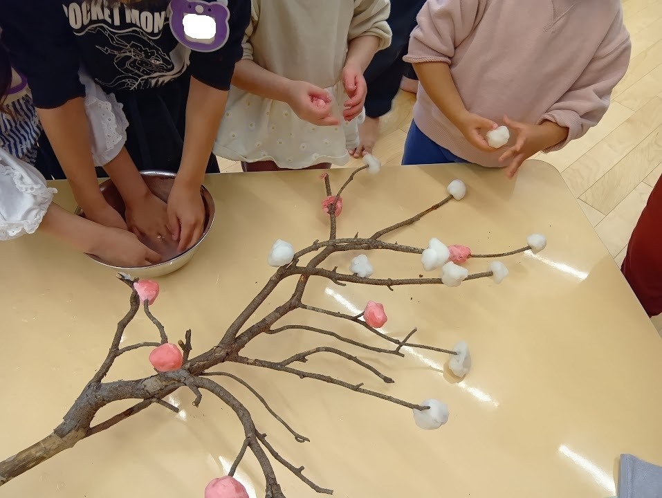 だんごを枝に刺す様子